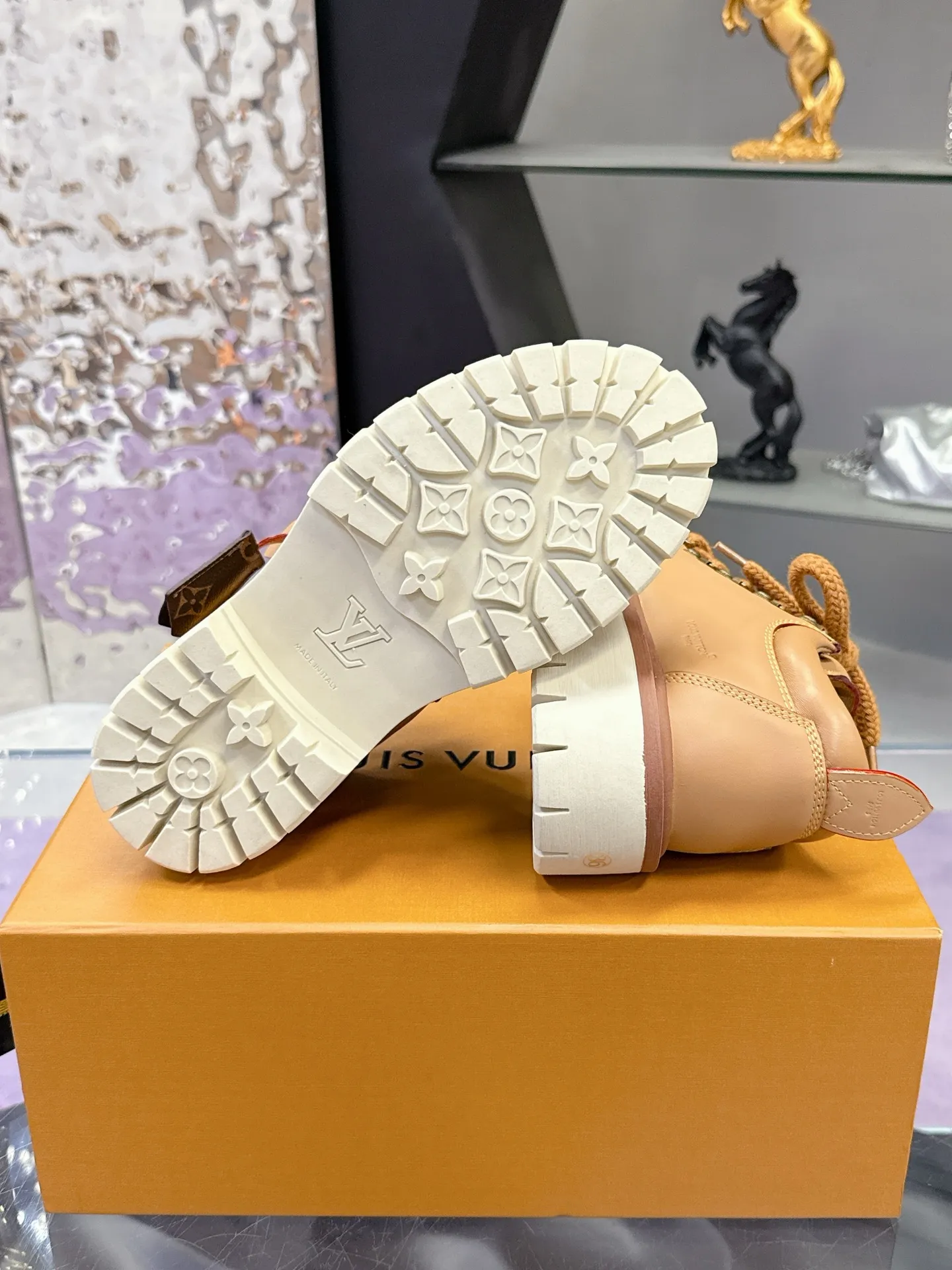 Factory price: 700💰 LV | Louis Vuitton 🧡💚2025 autumn and winter new style, top version ⚠️ The counter features the latest LV REMIX lace-up mountaineering derby shoes, new hard goods 🆕 ❥BS purchasing level! Full of high-end feel! A popular model among bloggers at home and abroad, it’s retro and fashionable, and looks stunning on your feet! Mainly recommended model on the official website★ ▪️Upper: top-quality first-layer cowhide ▪️Inner lining: imported sheepskin ▪️Outsole: original molded T men's shoes 💰U anti-slip outsole ▪️Sole height: 3.5cm ▪️Shoe size: Female 35-41 (41 customized, non-refundable) Male 39-45 (46 customized, non-refundable)